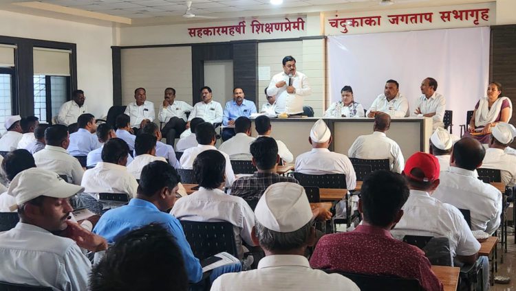 Pune DCCB reviews recovery strategy at Purandar meet